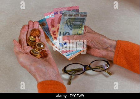 Symbolfoto, rente, Seniorin, Haende, GELD Banque D'Images