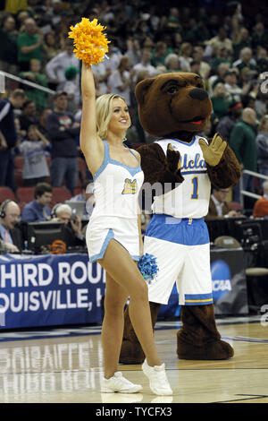 UCLA Bruins' cheerleaders encourager leur équipe contre l'UAB Blazers durant la première moitié de jouer dans leur troisième match de la ronde 2015 NCAA Division I Men's Basketball Championship au KFC Yum ! Dans le centre de Louisville, Kentucky, le 21 mars 2015. Photo de John Sommers II/UPI Banque D'Images