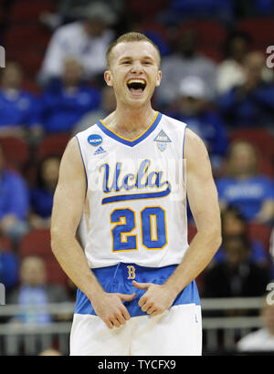 UCLA Bruins' Bryce Alford (20) réagit après avoir fait son coup contre l'UAB Blazers durant la première moitié de jouer dans leur troisième match de la ronde 2015 NCAA Division I Men's Basketball Championship au KFC Yum ! Dans le centre de Louisville, Kentucky, le 21 mars 2015. Photo de John Sommers II/UPI Banque D'Images