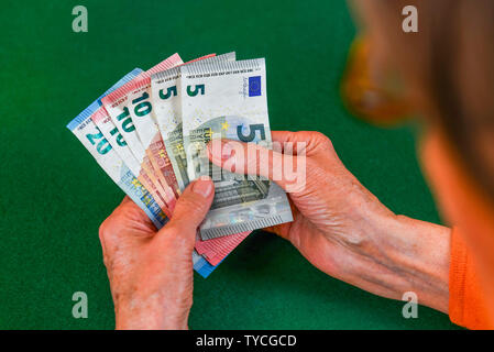 Symbolfoto, rente, Seniorin, Haende, GELD Banque D'Images