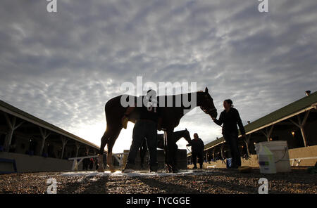 Les chevaux sont lavés par leurs palefreniers après les entraînements tôt le matin à Churchill Downs à Louisville, Kentucky, le 3 mai 2017. Les formateurs sont la préparation de leurs chevaux pour la 143e exécution du Kentucky Derby qui aura lieu à l'hippodrome de Churchill Downs le 6 mai. Photo de John Sommers II/UPI Banque D'Images