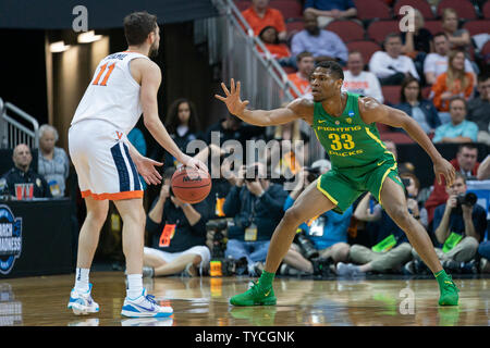 Virginia Cavaliers Ty guard Jerome (11) avances la balle autour de l'Oregon Ducks avant Francis Okoro (33) au cours de la jeu régional de 2019 NCAA Division I Men's Basketball tournoi au KFC Yum Center de Louisville, Kentucky, le 28 mars 2019. Les Cavaliers défait les canards 53-49. Photo par Bryan Rockfield/UPI Banque D'Images