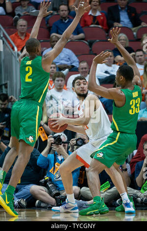 Virginia Cavaliers Ty guard Jerome (11) batailles entre l'Oregon Ducks avant Louis King (2) et de l'avant Francis Okoro (33) au cours de la jeu régional de 2019 NCAA Division I Men's Basketball tournoi au KFC Yum Center de Louisville, Kentucky, le 28 mars 2019. Photo par Bryan Rockfield/UPI Banque D'Images