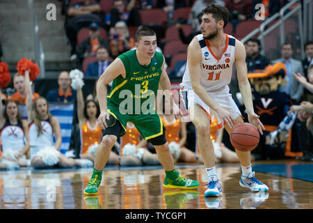 Virginia Cavaliers Ty guard Jerome (11) dribble la balle autour de l'Oregon Ducks guard Payton Pritchard (3) au cours de la jeu régional de 2019 NCAA Division I Men's Basketball tournoi au KFC Yum Center de Louisville, Kentucky, le 28 mars 2019. Les Cavaliers défait les canards 53-49. Photo par Bryan Rockfield/UPI Banque D'Images