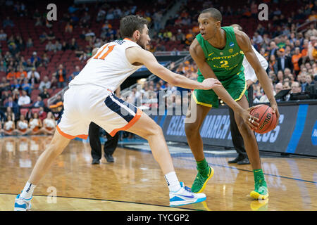 Oregon Ducks avant Louis King (2) DRIBBLE la balle autour de Virginia Cavaliers Ty guard Jerome (11) au cours de la jeu régional de 2019 NCAA Division I Men's Basketball tournoi au KFC Yum Center de Louisville, Kentucky, le 28 mars 2019. Les Cavaliers défait les canards 53-49. Photo par Bryan Rockfield/UPI Banque D'Images