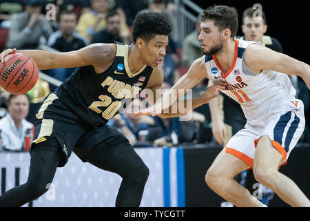 Purdue Boilermakers guard Nojel (20) de l'Est joue contre Virginia Cavaliers Ty guard Jerome (11) lors de la finale régionale de 2019 NCAA Division I Men's Basketball tournoi au KFC Yum Center de Louisville, Kentucky, le 30 mars 2019. Photo par Bryan Rockfield/UPI Banque D'Images