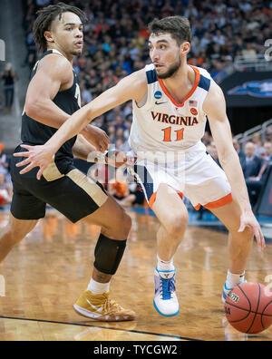 Virginia Cavaliers Ty guard Jerome (11) dribble la balle autour de Purdue Boilermakers guard Carsen Edwards (3) au cours de la finale régionale de 2019 NCAA Division I Men's Basketball tournoi au KFC Yum Center de Louisville, Kentucky, le 30 mars 2019. Photo par Bryan Rockfield/UPI Banque D'Images