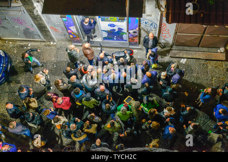 Strassenszene, Zuschauer, Wettbuero, Fussball, SSC Naples, Via dei Tribunali, Napoli, Italie Banque D'Images