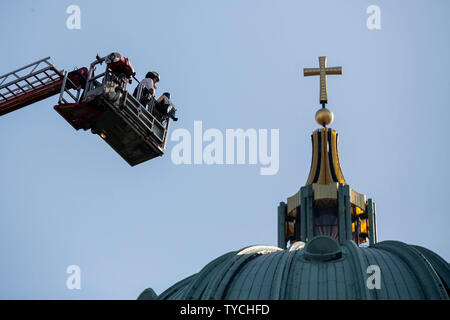 Berlin, Allemagne. 26 Juin, 2019. Les pompiers peuvent être vus dans un panier sur un bras télescopique lors d'une mission de formation des pompiers de Berlin en face de la croix sur le dôme de la cathédrale de Berlin. L'exercice permet de tester les systèmes d'échelle en réponse à l'incendie de la Cathédrale Notre-Dame à Paris le 15 avril de cette année. Credit : Christoph Soeder/dpa/Alamy Live News Banque D'Images