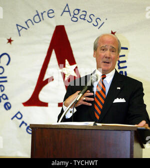 Sous-secrétaire de l'éducation Dr. Eugene Hickock traite de dignitaires pour le modèle de l'Andre Agassi college preparatory academy à Las Vegas Nevada conjointement avec la levée de fonds annuelle qui se tiendra à l'hôtel MGM Grand, 3 octobre 2003. (UPI/ROGER WILLIAMS) Banque D'Images