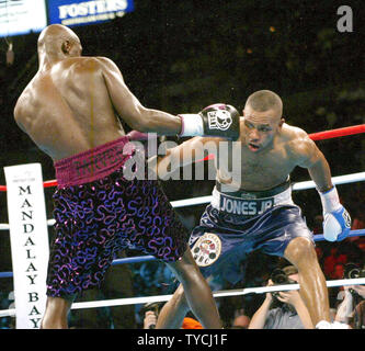 Roy Jones (R) reprirent le wbc Light Heavyweight Title par la décision de Antonio Tarver qu'il abandonne au Mandalay Bay, le 8 novembre 2003. (UPI/Roger Williams) Banque D'Images