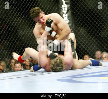 Couper et saignements 6ft 3 in.Frank Mir de Las Vegas KO'D 6ft 10 Wes Sims de Columbus Ohio en 2 rounds au Mandalay Bay à Las Vegas le 31 janvier 2004. (Photo d'UPI/Roger Williams) Banque D'Images
