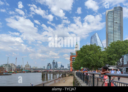 Vue panoramique de la tour de la Banque du Sud, Oxo Tower Wharf, Blackfriars Bridge et l'emblématique cité des gratte-ciel de Londres sur l'horizon sur la Tamise Banque D'Images