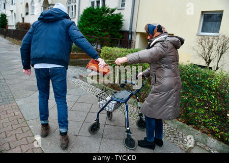 Ueberfall Taschendiebstahl, Seniorin, Banque D'Images