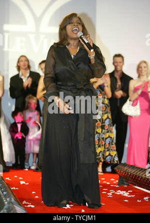 Singer Gloria Gaynor chante son célèbre 'I Will Survive' à l'hôtel Le Vian jewellery show à Las Vegas, le 6 juin 2004. (Photo d'UPI/Roger Williams) Banque D'Images