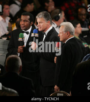 HBO boxing commentateurs Emanuel Steward, Bizanos Jim et Larry Merchant (L-R) annoncer la lutte où l'ancien champion trois fois Ricky Hatton de Manchester, l'Angleterre a retrouvé la Jr. champion poids Welter, battant Juan Urango de Colombie-Britannique dans une décision facile à Paris Hotel et Casino à Las Vegas le 20 janvier 2007. Hatton avait abandonné le titre mi-moyens Jr.pour participer en tant que super-légers, remportant le titre en 2006. (Photo d'UPI/Roger Williams) Banque D'Images