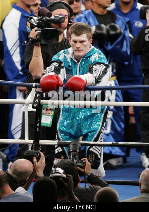 Ancien champion de trois fois Ricky Hatton de Manchester, l'Angleterre entre dans l'anneau avant de regagner l'Jr. champion poids Welter, battant Juan Urango de Colombie-Britannique dans une décision facile à Paris Hotel et Casino à Las Vegas le 20 janvier 2007. Hatton avait abandonné le titre mi-moyens Jr.pour participer en tant que super-légers, remportant le titre en 2006. (Photo d'UPI/Roger Williams) Banque D'Images