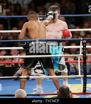 Ancien champion de trois fois Ricky Hatton (retour) de Manchester, l'Angleterre est frappé avec une main droite avant de regagner le poinçon Jr. champion poids Welter, battant Juan Urango de Colombie-Britannique dans une décision facile à Paris Hotel et Casino à Las Vegas le 20 janvier 2007. Hatton avait abandonné le titre mi-moyens Jr.pour participer en tant que super-légers, remportant le titre en 2006. (Photo d'UPI/Roger Williams) Banque D'Images