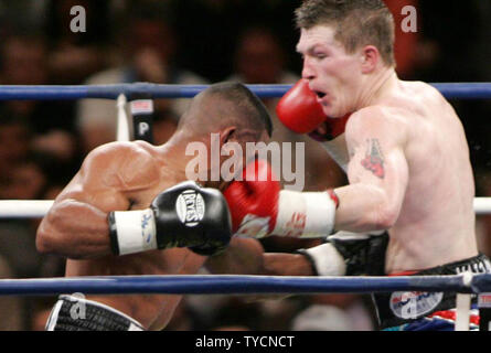 Ancien champion de trois fois Ricky Hatton (R) de Manchester, Angleterre (main gauche un poinçon pour Juan Urango champion d Columbiaon la façon de regagner le Poids welter Junior, battant lui dans une décision facile à Paris Hotel et Casino à Las Vegas le 20 janvier 2007. Hatton avait abandonné le titre mi-moyens Jr.pour participer en tant que super-légers, remportant le titre en 2006. (Photo d'UPI/Roger Williams) Banque D'Images