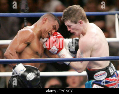 Ancien champion de trois fois Ricky Hatton (R) de Manchester, Angleterre (une main droite punch sur le chemin à prendre pour retrouver l'Jr. champion poids Welter, battant Juan Urango de Colombie-Britannique dans une décision facile à Paris Hotel et Casino à Las Vegas le 20 janvier 2007. Hatton avait abandonné le titre mi-moyens Jr.pour participer en tant que super-légers, remportant le titre en 2006. (Photo d'UPI/Roger Williams) Banque D'Images