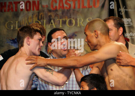 Art promoteur Pelullo (C) passe entre IBO Super champion léger Ricky Hatton (L) de Manchester, Angleterre et challenger Jose Luis Castillo de Mexicali, Mexique à leur peser dans au Caesars Palace le 22 juin 2007. Les combattants à la fois pesait 140 livres pour leur lutte à Thomas and Mack Center le 23 juin 2007. (Photo d'UPI/Roger Williams) Banque D'Images