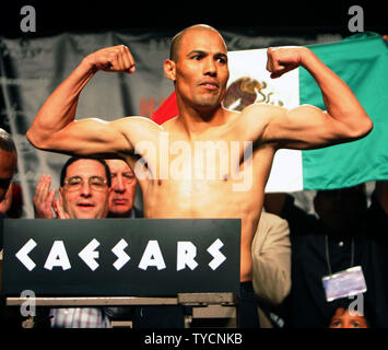 Jose Luis Castillo Challenger de Mexicali, Mexique pèse dans sa lutte pour le titre de champion super léger avec Ricky Hatton de Manchester en Angleterre au Caesars Palace le 22 juin 2007. Les combattants à la fois pesait 140 livres pour leur lutte à Thomas and Mack Center le 23 juin 2007. (Photo d'UPI/Roger Williams) Banque D'Images