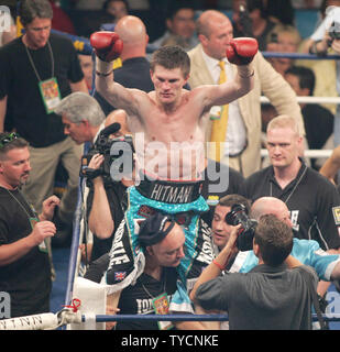 Super champion IBO Léger Ricky Hatton de Manchester, Angleterre célèbre son 4e tour du challenger de coup de Jose Luis Castillo de Mexicalli au Mexique, Thomas and Mack Center de Las Vegas, le 23 juin 2007. (Photo d'UPI/Roger Williams) Banque D'Images