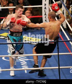 Super champion IBO Léger Ricky Hatton de Manchester, Angleterre (L) attaques contre Jose Luis Castillo challenger de Mexicali, Mexique dans leur lutte à la Thomas and Mack Center de Las Vegas le 23 juin 2007. Hatton a gagné par un coup de grâce à 2:16 de la quatrième ronde. (Photo d'UPI/Roger Williams) Banque D'Images