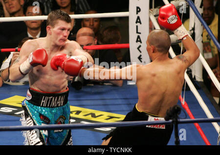 Super champion IBO Léger Ricky Hatton de Manchester, Angleterre (L) attaques contre Jose Luis Castillo challenger de Mexicali, Mexique dans leur lutte à la Thomas and Mack Center de Las Vegas le 23 juin 2007. Hatton a gagné par un coup de grâce à 2:16 de la quatrième ronde. (Photo d'UPI/Roger Williams) Banque D'Images