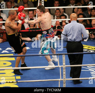 Super champion IBO Léger Ricky Hatton de Manchester, Angleterre (R) attaques contre Jose Luis Castillo challenger de Mexicali, Mexique dans leur lutte à la Thomas and Mack Center de Las Vegas le 23 juin 2007. Arbitre Joe Cortez montres. Hatton a gagné par un coup de grâce à 2:16 de la quatrième ronde. (Photo d'UPI/Roger Williams) Banque D'Images