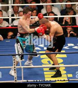 Super champion IBO Léger Ricky Hatton de Manchester, Angleterre (L) attaques contre Jose Luis Castillo challenger de Mexicali, Mexique dans leur lutte à la Thomas and Mack Center de Las Vegas le 23 juin 2007. Hatton a gagné par un coup de grâce à 2:16 de la quatrième ronde. (Photo d'UPI/Roger Williams) Banque D'Images