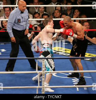 Super champion IBO Léger Ricky Hatton de Manchester, Angleterre (L) attaques contre Jose Luis Castillo challenger de Mexicali, Mexique dans leur lutte à la Thomas and Mack Center de Las Vegas le 23 juin 2007. Hatton a gagné par un coup de grâce à 2:16 de la quatrième ronde. (Photo d'UPI/Roger Williams) Banque D'Images