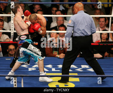 Super champion IBO Léger Ricky Hatton de Manchester, Angleterre (L) punit Jose Luis Castillo challenger de Mexicali, Mexique dans leur lutte à la Thomas and Mack Center de Las Vegas, le 23 juin 2007 comme arbitre Joe Cortez les regarde. Hatton a gagné par un coup de grâce à 2:16 de la quatrième ronde. (Photo d'UPI/Roger Williams) Banque D'Images