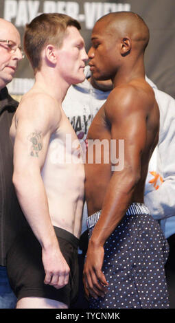 Champion Floyd Mayweather Jr.(R) de Grand Rapids, Michigan et Ricky Hatton challenger de Manchester, Angleterre face à face à la pesée dans leur lutte pour le titre au MGM Grand de Las Vegas, Nevada, le 7 décembre 2007. La lutte aura lieu au MGM Grand, le 8 décembre 2008. (Photo d'UPI/Roger Williams) Banque D'Images