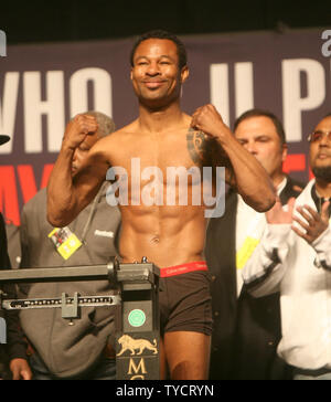 Shane Mosley pèse 147 pour son combat contre Floyd Mayweather au MGM Grand de Las Vegas le 30 avril 2010. La lutte aura lieu au MGM Grand, le 1er mai 2010. UPI/Roger Williams Banque D'Images