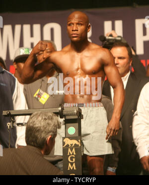 Floyd Mayweather pèse 146 pour son combat contre Shane Mosley au MGM Grand de Las Vegas le 30 avril 2010. La lutte aura lieu au MGM Grand, le 1er mai 2010. UPI/Roger Williams Banque D'Images