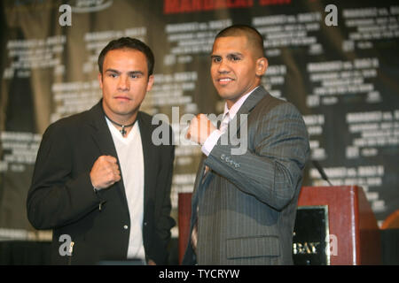 Après l'un des plus grands combats de 2009, Juan Manuel Marquez (L)et Juan Diaz sont prêts à le faire à nouveau et ce samedi 1er mai 2010 annonce officiellement Marquez vs Diaz II Championnat du monde léger unifiée pour Marquez' Ring Magazine, WBA et WBO titres léger. Ce passionnant jeu de match est de nouveau pour le samedi 31 juillet, au Mandalay Bay Events Center à Las Vegas. UPI/Roger Williams... Banque D'Images