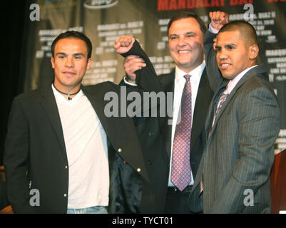 Après l'un des plus grands combats de 2009, Juan Manuel Marquez (L)et Juan Diaz sont prêts à le faire à nouveau et le samedi 1 mai 2010 annoncer officiellement Marquez vs Diaz II Championnat du monde léger unifiée pour Marquez' Ring Magazine, WBA et WBO titres léger. Ce passionnant jeu de match est de nouveau pour le samedi 31 juillet, au Mandalay Bay Events Center à Las Vegas. Golden Boy's CEO Richard Shaeffer regarde sur. UPI/Roger Williams... Banque D'Images