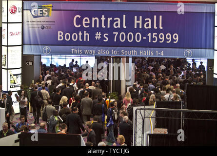 La foule des acheteurs, les analystes, ingénieurs et des médias de verser dans le hall central du Centre de Congrès pour 2012 International CES, d'un salon de l'électronique grand public à Las Vegas, Nevada le 10 janvier 2012. Des milliers de nouveaux produits et prototypes sont affichées à l'industrie. UPI/Terry Schmitt Banque D'Images