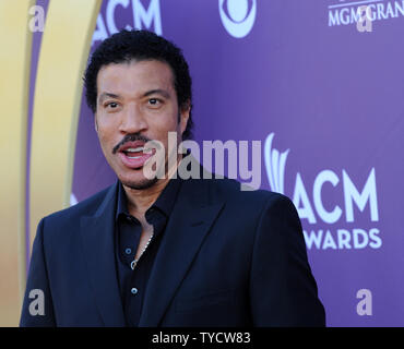 Chanteur Lionel Richie arrive à la 47e académie annuelle des Country Music Awards à l'hôtel MGM de Las Vegas, Nevada le 1 avril 2012. UPI/Jim Ruymen Banque D'Images