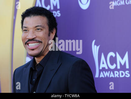 Chanteur Lionel Richie arrive à la 47e académie annuelle des Country Music Awards à l'hôtel MGM de Las Vegas, Nevada le 1 avril 2012. UPI/Jim Ruymen Banque D'Images