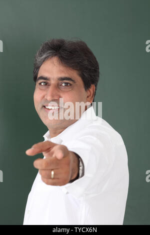 Indian Teacher pointant dans une salle de classe Banque D'Images