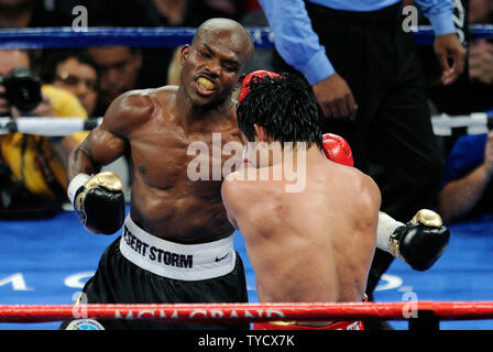 Manny Pacquiao (R) et Timothy Bradley il bataille durant leur titre lutte au MGM Grand Garden Arena le 9 juin 2012 à Las Vegas, Nevada. Bradley a remporté le champion WBO combattre dans une décision partagée dans la ronde de 12 bout. UPI/David Becker Banque D'Images