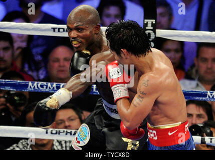 Manny Pacquiao (R) et Timothy Bradley il bataille durant leur titre lutte au MGM Grand Garden Arena le 9 juin 2012 à Las Vegas, Nevada. Bradley a remporté le champion WBO combattre dans une décision partagée dans la ronde de 12 bout. UPI/David Becker Banque D'Images