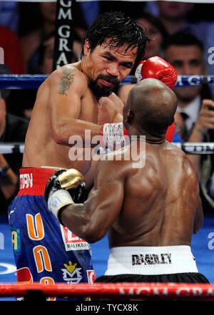 Manny Pacquiao (L) et Timothy Bradley il bataille durant leur titre lutte au MGM Grand Garden Arena le 9 juin 2012 à Las Vegas, Nevada. Bradley a remporté le champion WBO combattre dans une décision partagée dans la ronde de 12 bout. UPI/David Becker Banque D'Images