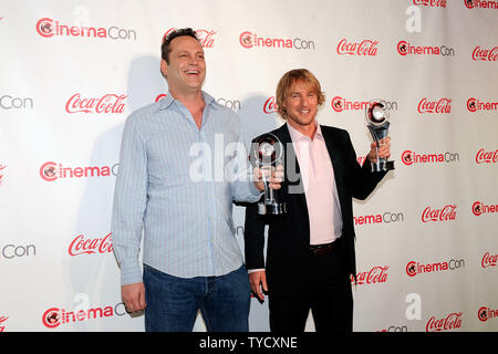 Acteurs Vince Vaughn (L) et Owen Wilson, les bénéficiaires du duo comique de l'année, arrivent au CinemaCon cérémonie de remise des prix de la boîte de nuit pure du Caesars Palace pendant CinemaCon, le site officiel de la convention de l'Association nationale des propriétaires de cinémas à Las Vegas, Nevada le 18 avril 2013. UPI/David Becker Banque D'Images