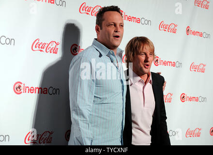 Acteurs Vince Vaughn (L) et Owen Wilson, les bénéficiaires du duo comique de l'année, arrivent au CinemaCon cérémonie de remise des prix de la boîte de nuit pure du Caesars Palace pendant CinemaCon, le site officiel de la convention de l'Association nationale des propriétaires de cinémas à Las Vegas, Nevada le 18 avril 2013. UPI/David Becker Banque D'Images