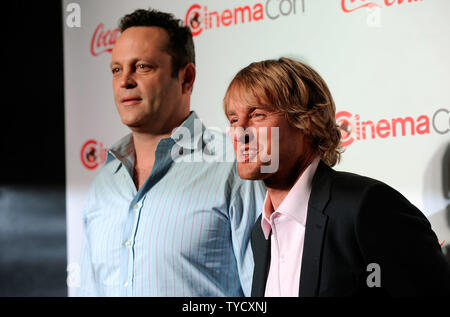 Acteurs Vince Vaughn (L) et Owen Wilson, les bénéficiaires du duo comique de l'année, arrivent au CinemaCon cérémonie de remise des prix de la boîte de nuit pure du Caesars Palace pendant CinemaCon, le site officiel de la convention de l'Association nationale des propriétaires de cinémas à Las Vegas, Nevada le 18 avril 2013. UPI/David Becker Banque D'Images