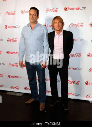 Acteurs Vince Vaughn (L) et Owen Wilson, les bénéficiaires du duo comique de l'année, arrivent au CinemaCon cérémonie de remise des prix de la boîte de nuit pure du Caesars Palace pendant CinemaCon, le site officiel de la convention de l'Association nationale des propriétaires de cinémas à Las Vegas, Nevada le 18 avril 2013. UPI/David Becker Banque D'Images