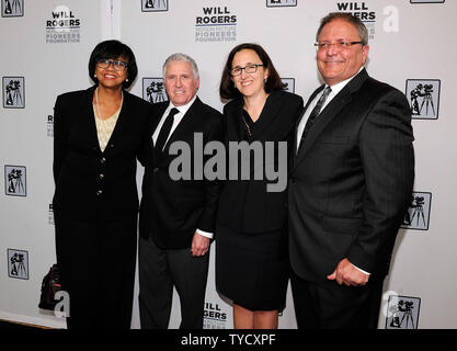 (L-R) Academy of Motion Picture Arts and Sciences, Président Cheryl Boone Isaacs, Warner Bros Pictures Distribution domestique Président Dan Fellman, AMC Theatres VICE-PRÉSIDENT EXÉCUTIF, chef de la direction de programmation de contenu & Elizabeth Frank et de cinéma AMC Chef Gerry Lopez arrive à l ?Will Rogers 2014 Pionnier de l'année ? Le dîner en l'honneur Tom Sherak au Caesars Palace pendant CinemaCon, le site officiel de la convention de l'Association nationale des propriétaires de cinémas, à Las Vegas, Nevada le 26 mars 2014. UPI/David Becker Banque D'Images